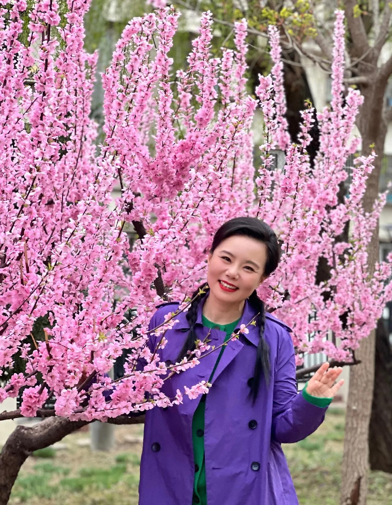 龚琳娜在树下拍照，生活中的她温柔漂亮，和舞台上唱《忐忑》的人判若两人啊！蓝色长款