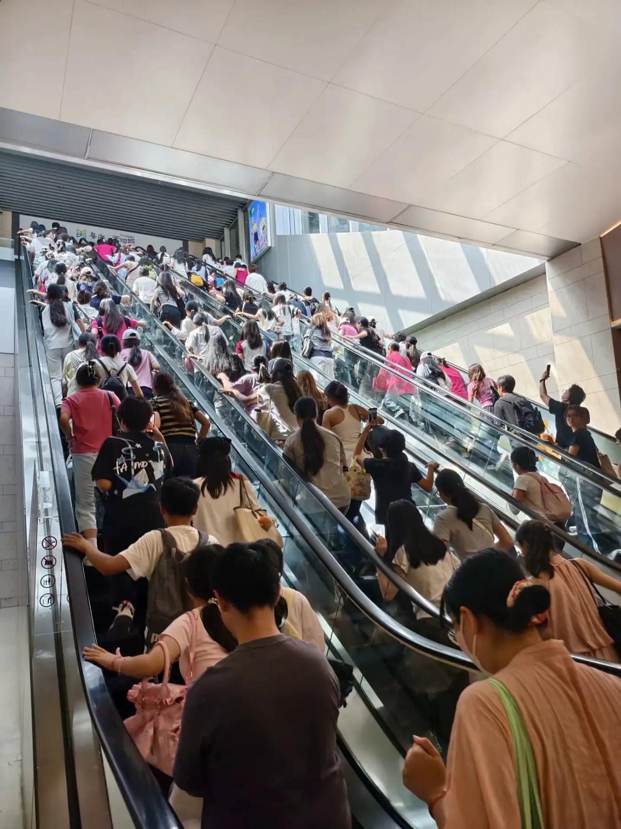 光是今天人气就这么火爆，真不敢想象明天周日，前来等候星爷的人会多到什么程度！周星