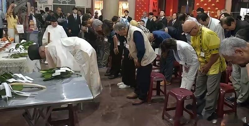 邱议莹身为中国台湾地区政客，却陪日本战犯后人祭拜二战“鬼子”，是彻头彻尾的数典忘