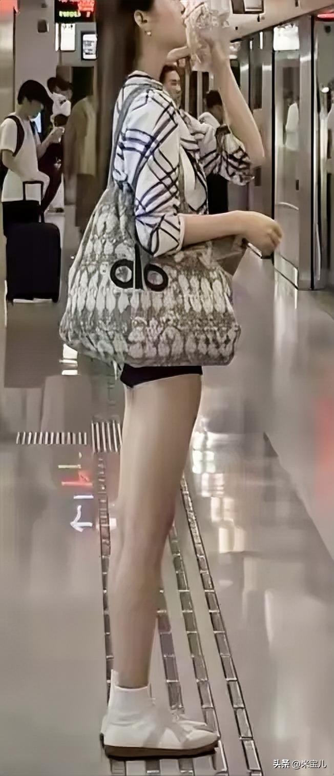 学校还在拼命举办赛课，
老年教师赛了，
中年教师赛，
最后是青年教师赛课。
赛到
