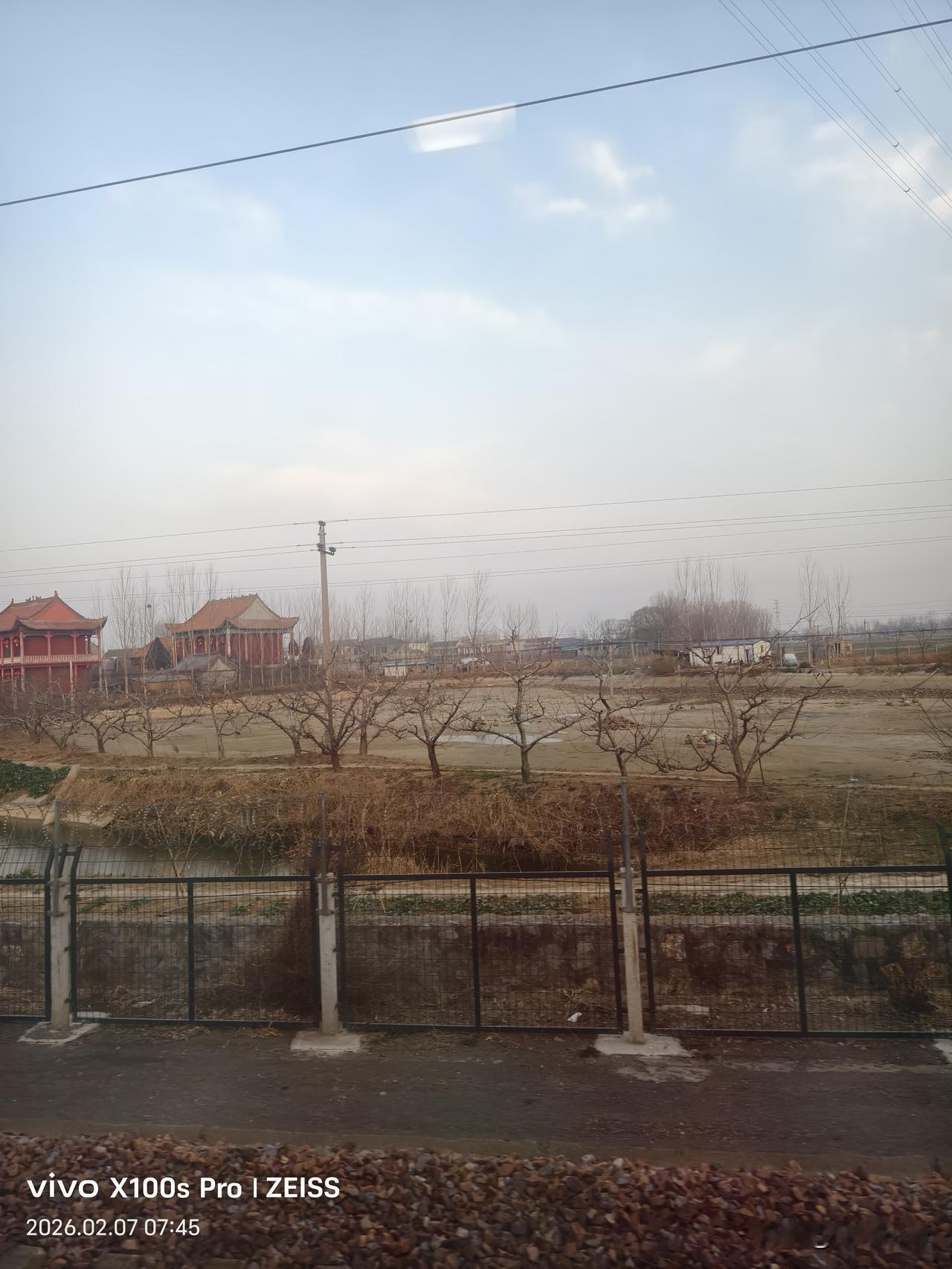 第一次来河南地界，乍一看地理地貌感觉跟河北区别不大，基本都是平原为主。包括农村一