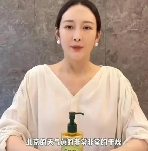 女演员王鸥，引发热议！

12月15日，41岁的王鸥突然引起了网友热议，起因是有