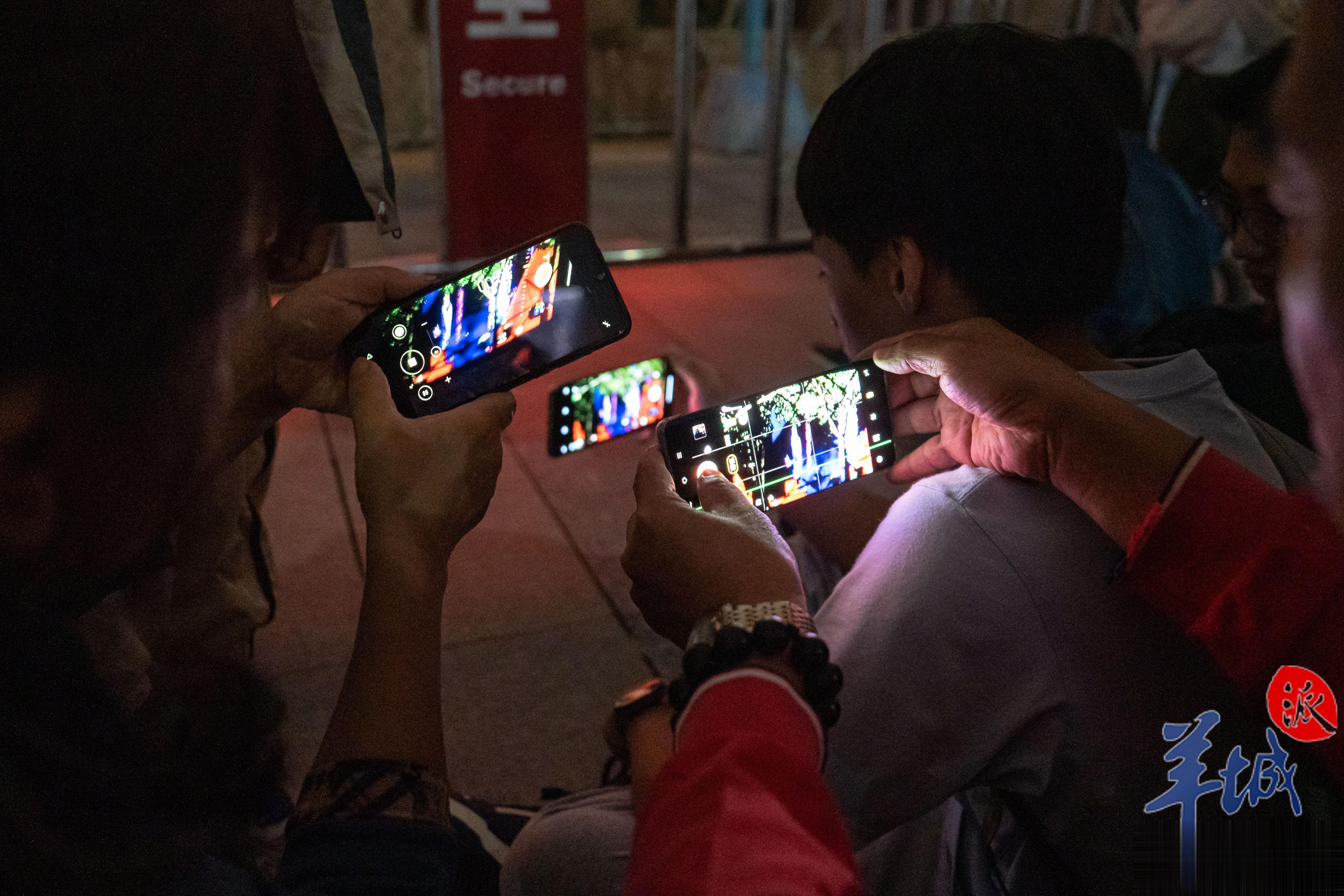 【视频+图集｜初代歌神许冠杰广州开唱，阿姨大呼“好正阿”】2023年10月21日