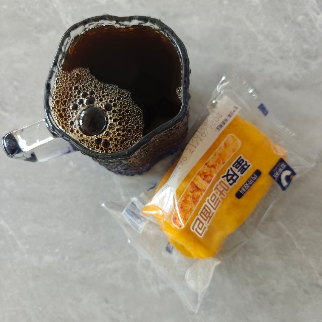 我的早餐来啦又是老样子一杯咖啡冰美式一块蛋皮吐司面包 ​​​