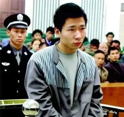 2004年，正在法庭受审的陈勇锋，看起来年轻稚嫩，却是一个不折不扣的杀人恶魔。他
