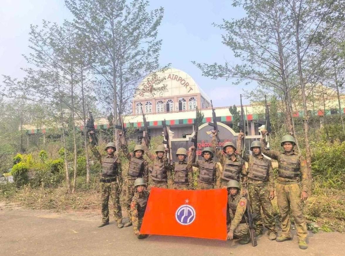 缅甸：经过数月在狭窄山口的激战，军政府士兵重新夺回了钦邦山顶小镇法兰。这对钦邦抵