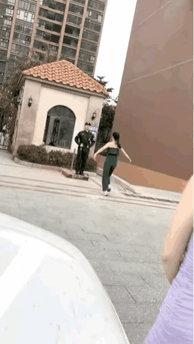 你不让我进，我就唱支山歌给你听，我就再跳支舞给看。看到底是你的规矩多，还是小女子
