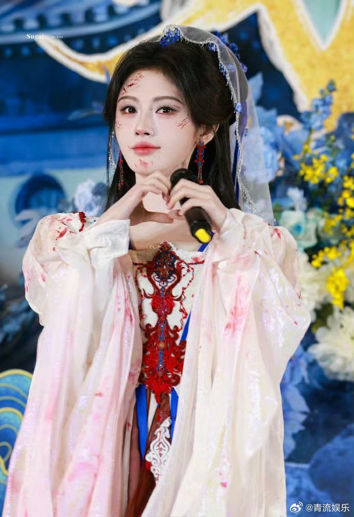 鞠婧祎来战杀青 《来战》杀青啦～现场听着粉丝们的大合唱，不自觉就红了眼眶鞠婧祎阿