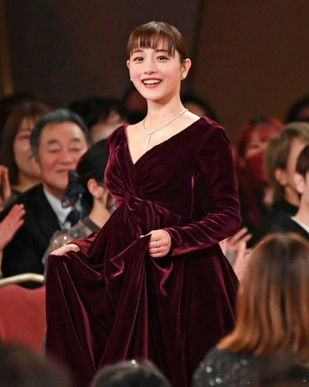 石原里美挺孕肚参加颁奖礼眼睛亮晶晶的，好美好温柔[哇] ​​​