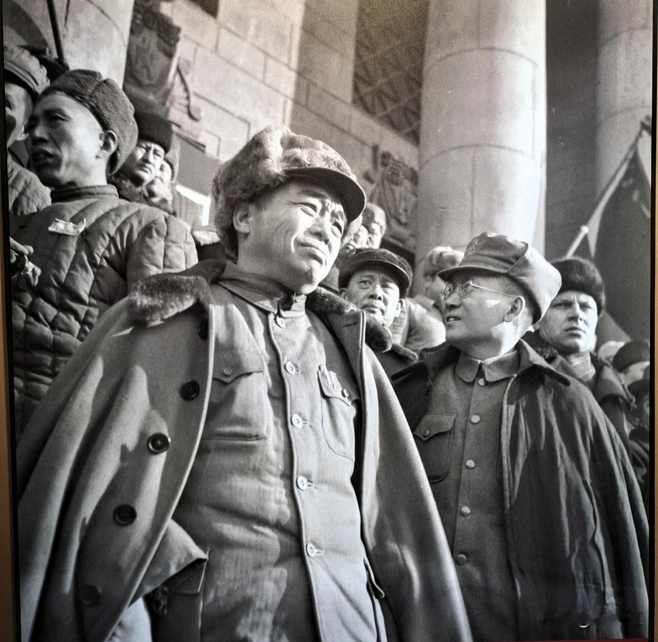 这张黑白照片定格了1949年12月17日新疆历史上一个里程碑式的瞬间：新疆军区成