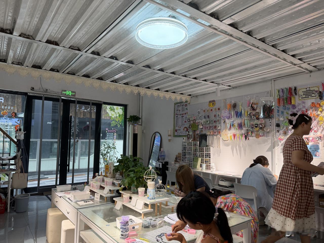 19块钱一小时的“乐土”，闺女在青岛迷上了拼豆店

来青岛这两天，闺女发现了一个