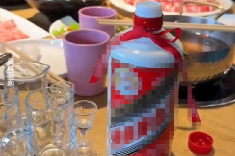 “丢人丢大发了！”近日，上海，男子为宴请朋友，自己带了三瓶高端酒前往某餐馆，开席