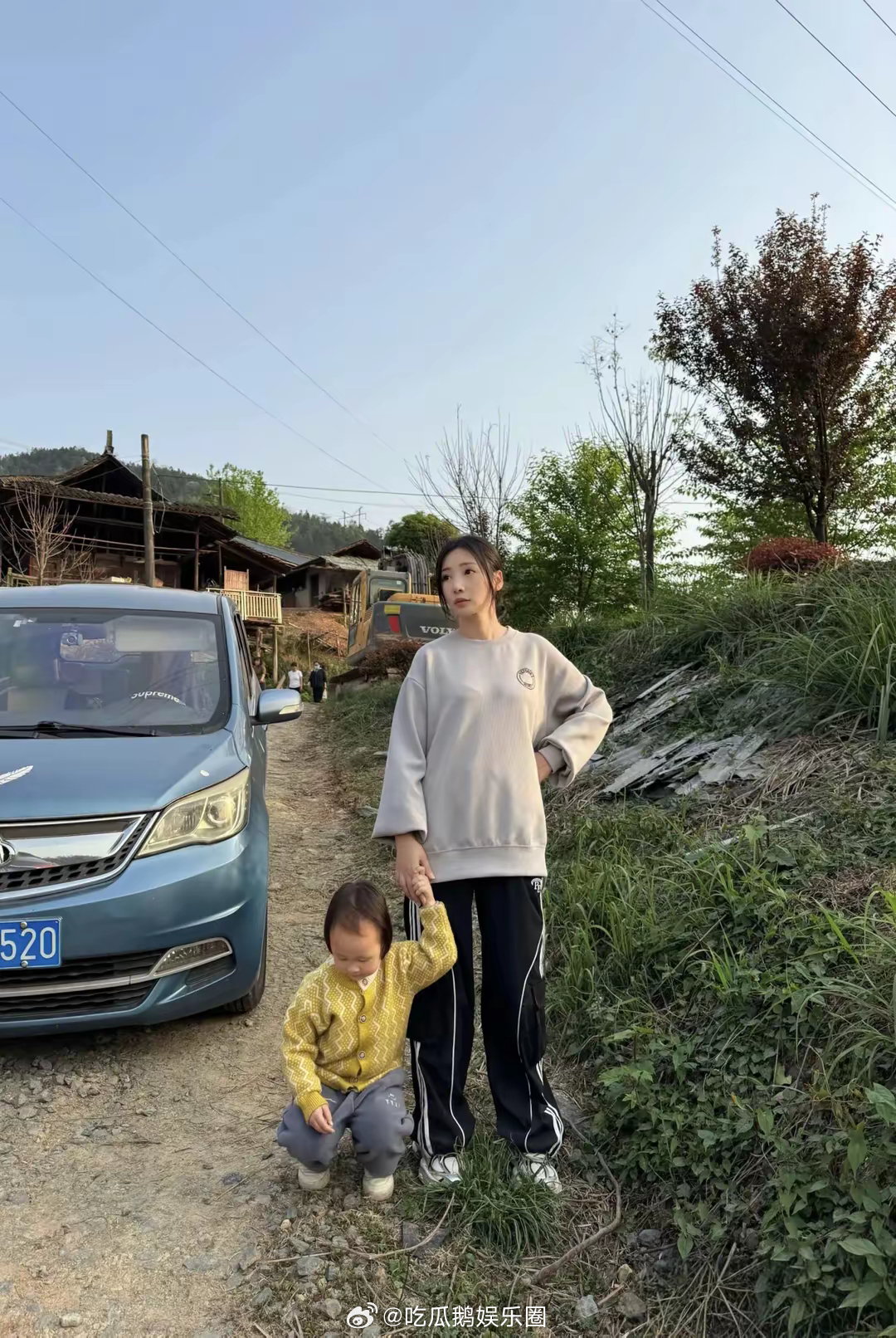45岁柳岩回衡阳老家过节，到镇上吃粉，带侄女出去玩，非常接地气 ​​​