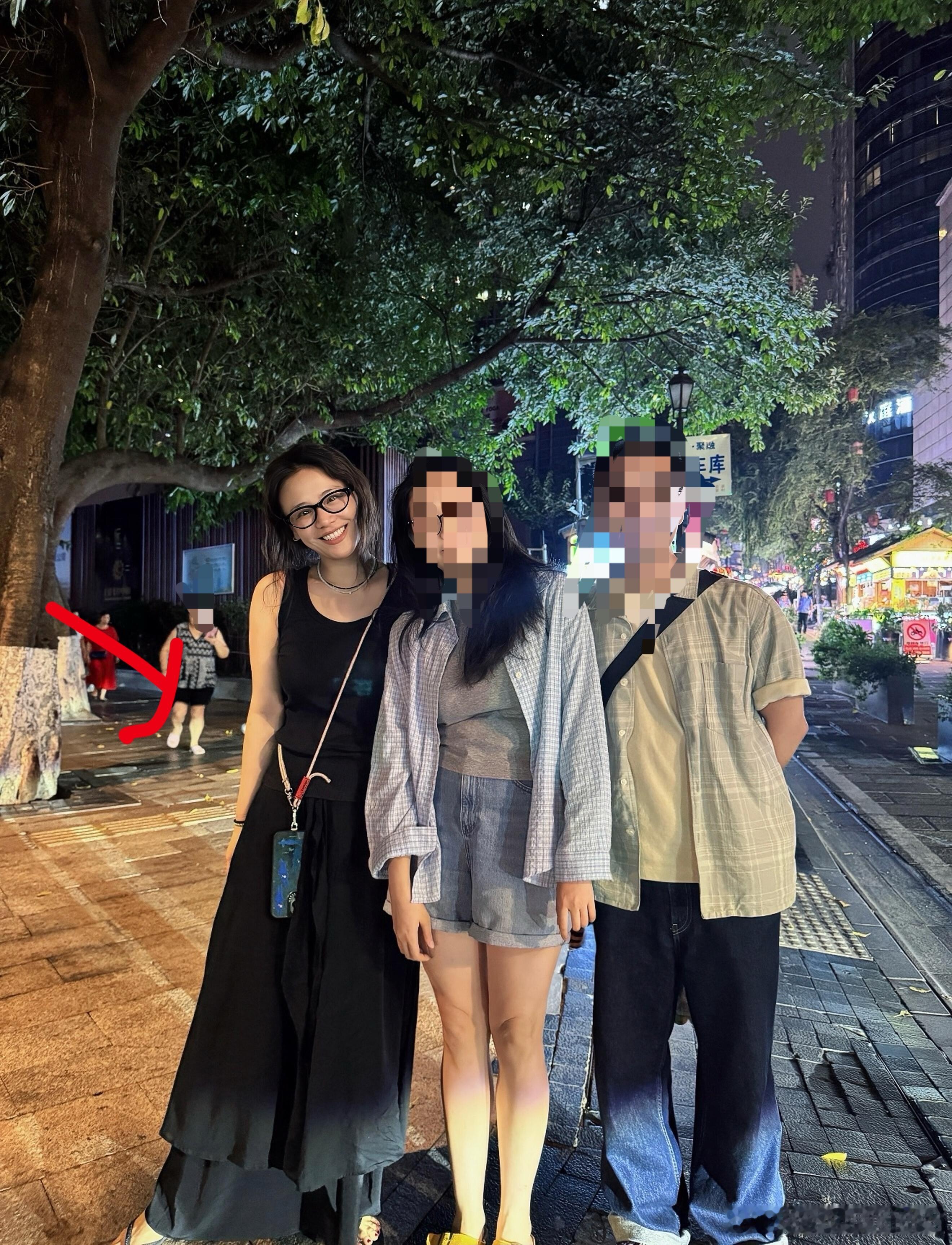 网友重庆街头偶遇马思纯，她真的面相好善良啊 ​​​