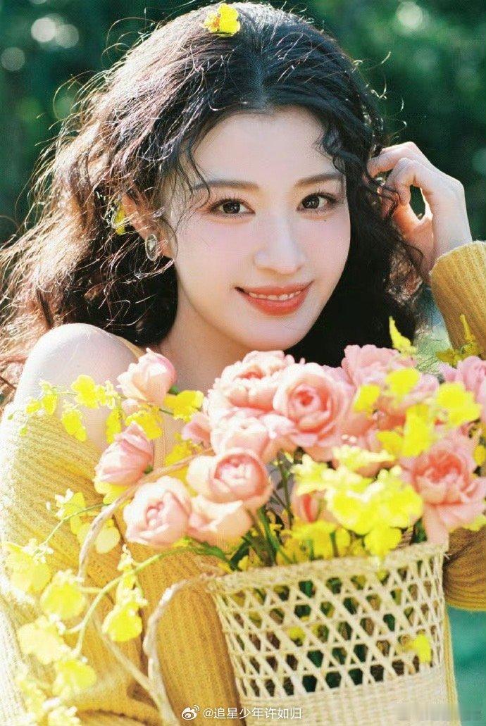 王楚然头像上新了 王楚然这次的头像上新太成功了！明亮的黄色穿搭充满活力，在自然背