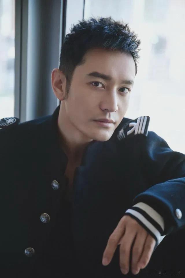 黄晓明这么帅气十足，杨颖怎么舍得放弃他呢？他演《大汉天子》的时候就特别出彩，觉得
