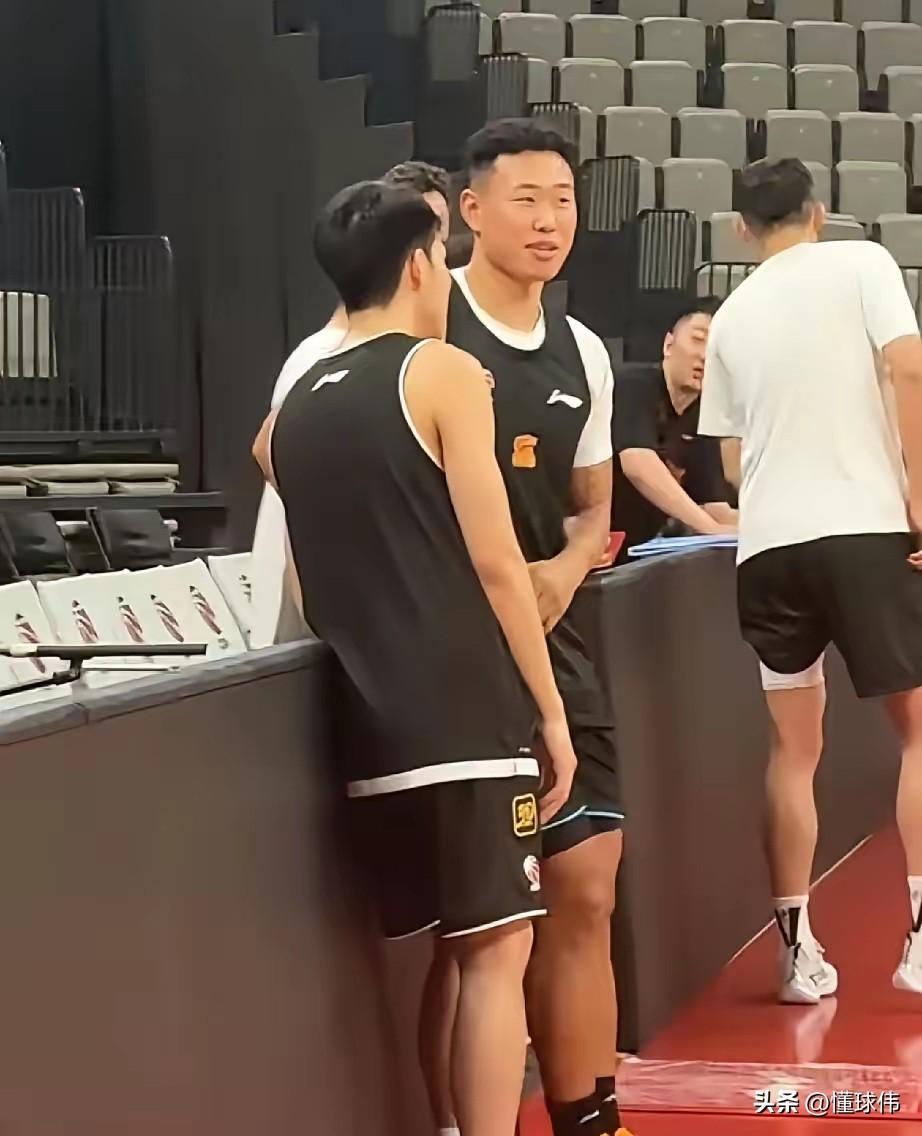 关系很不错！贺希宁谈庞峥麟：

“看到他越来越好。”

“真的为他感到高兴。”