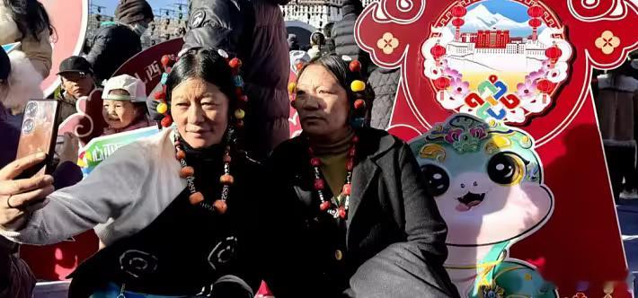 春晚带火了四大城市 近日，文旅热度持续升温。今年总台春晚所在地重庆、武汉、拉萨、