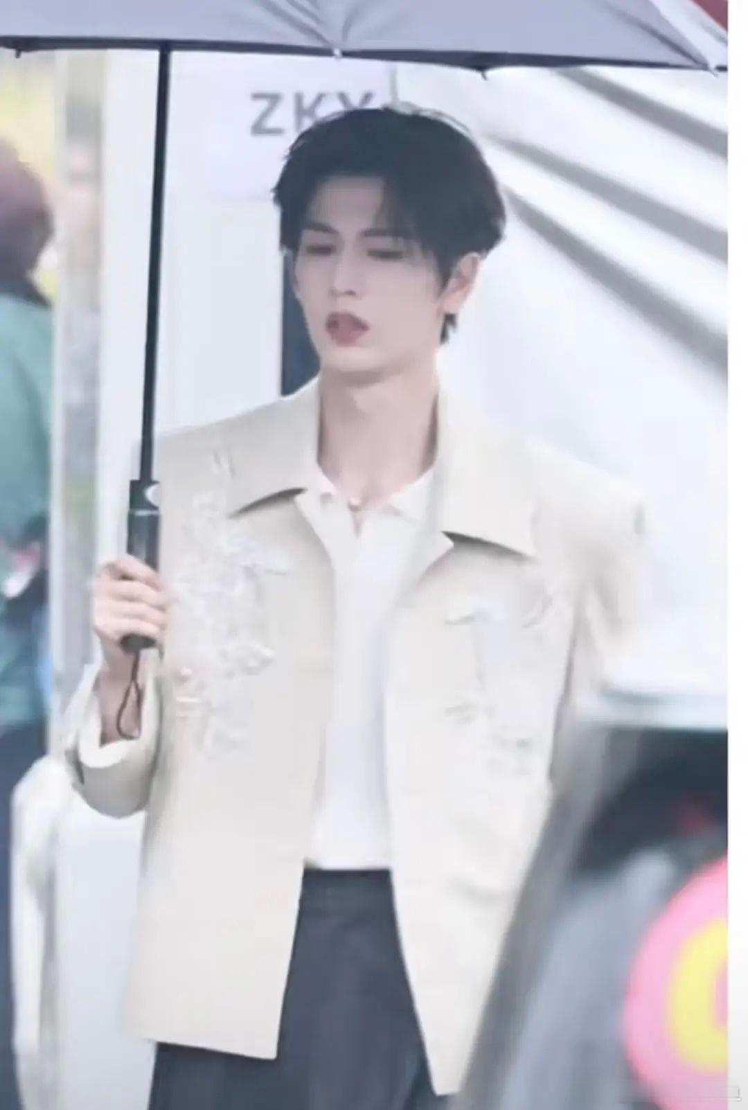 张凌赫五官和气质其实并不女性化，不知道是为啥妆造要走这种风格 