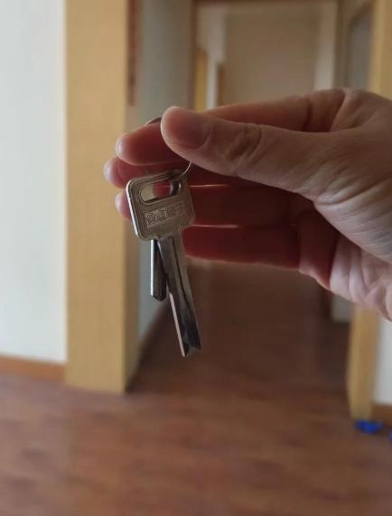 “现实版农夫与蛇！”上海，女子的朋友经常从外地过来看病，她好心把自家钥匙给朋友，