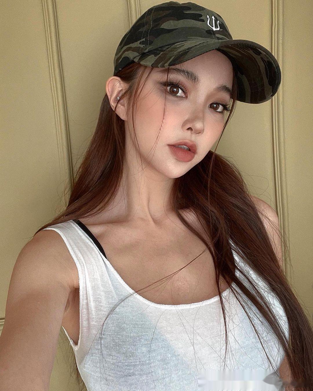 听风八百遍，才知是人间。   & ​​​