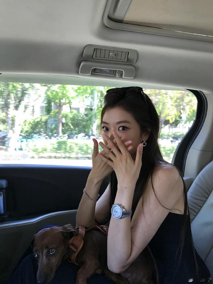 孙千[超话] 最近狗狗出现很多呀 完全两个萌物来的 ​​​
