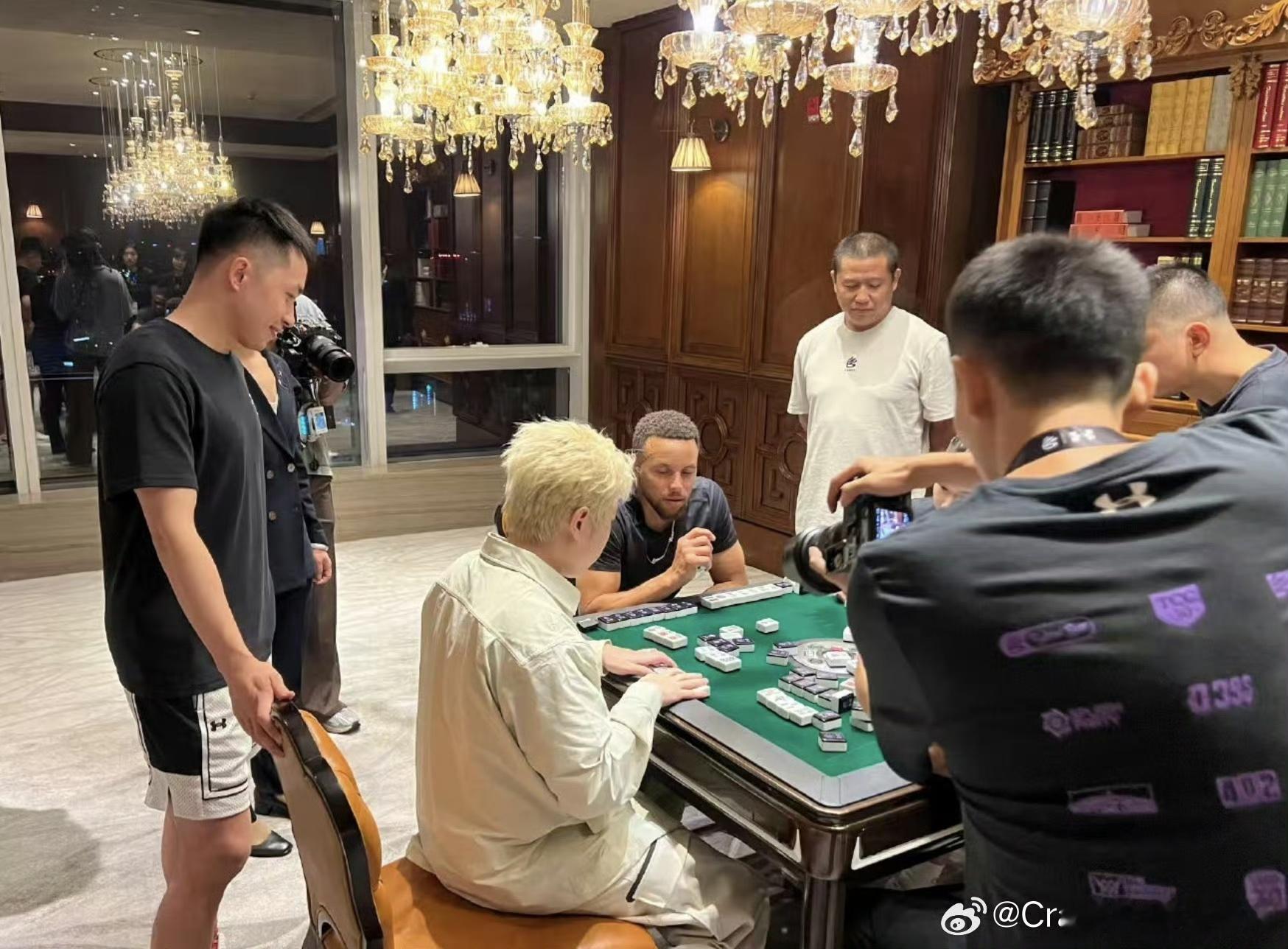 王以太再追星库里像老友见面 谁看了王以太和库里的互动不羡慕！去年他能近距离陪库里