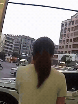 “这爸爸闯祸了。”
近日，湖北黄石六岁女孩跟爸爸外出时，不慎走丟了，

女孩向街