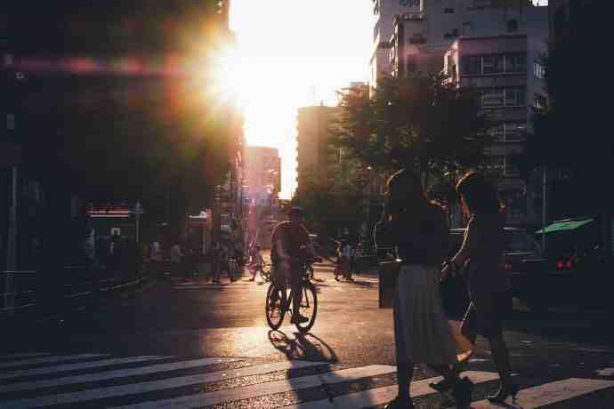 起床总是挣扎，可是还得上班；出门打起精神，为了那只饭碗。—— 老树 ​​​