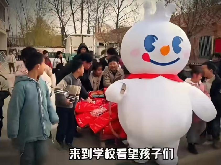 我想过蜜雪冰城是为了名声，
也想过她是为了挣钱，
万万没想到，她仅仅是因为爱。