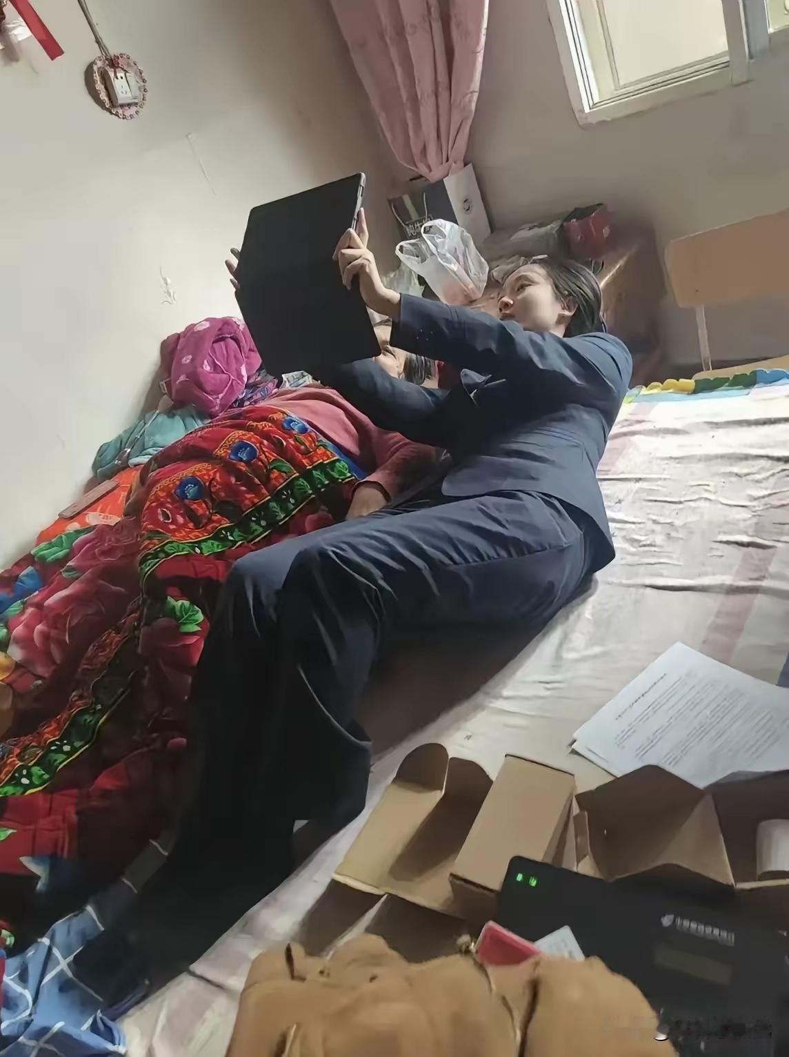 搞服务业真心不容易啊！
这位小姑娘上门服务，能做到这一步，真心的让人感动。
老人