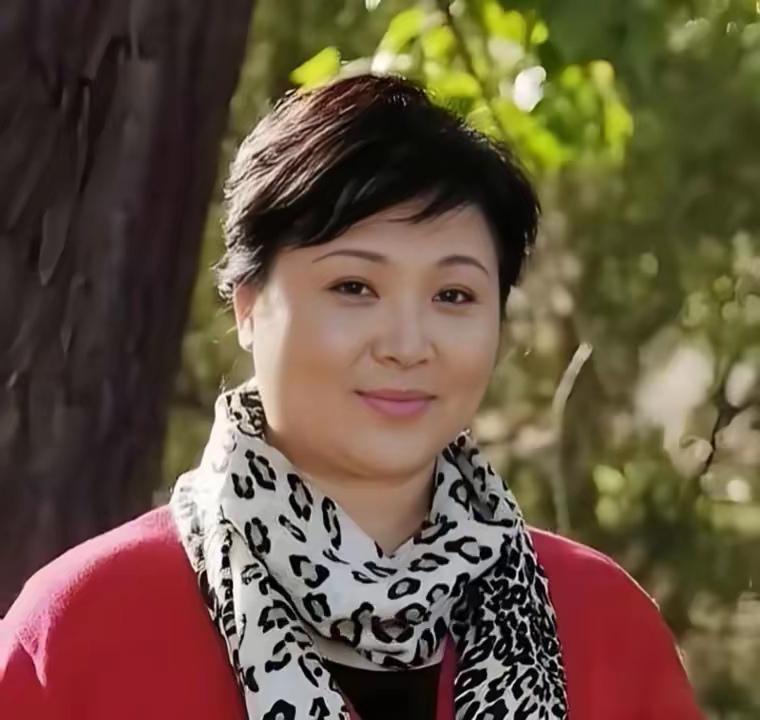 普超英，当年可是红极一时的影视明星，今年65岁了，身体发福了。
     看到她