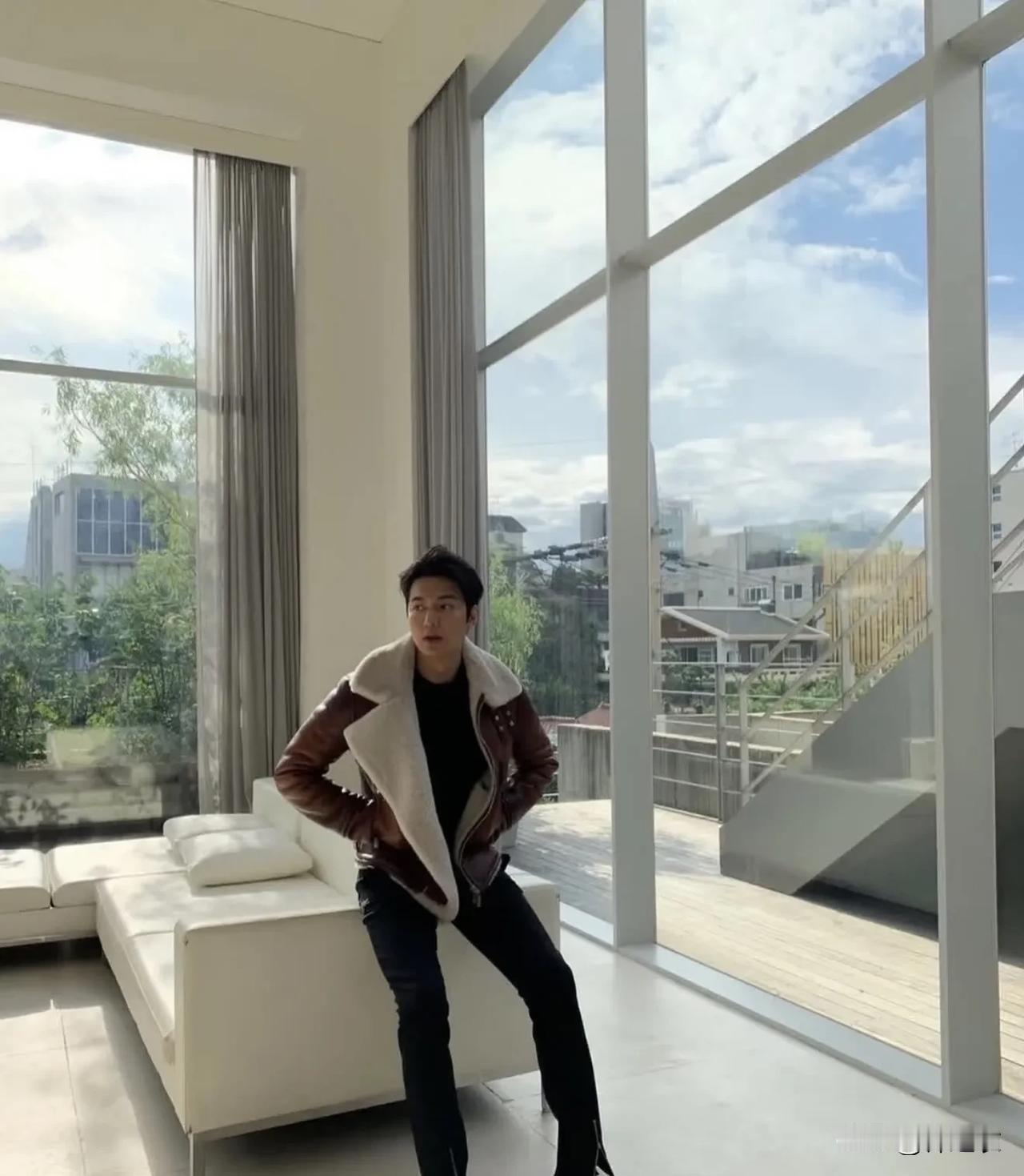 有网友说；全球人都爱李敏镐，因为全球100个人有七个人连续十几年的熟悉他认识他并