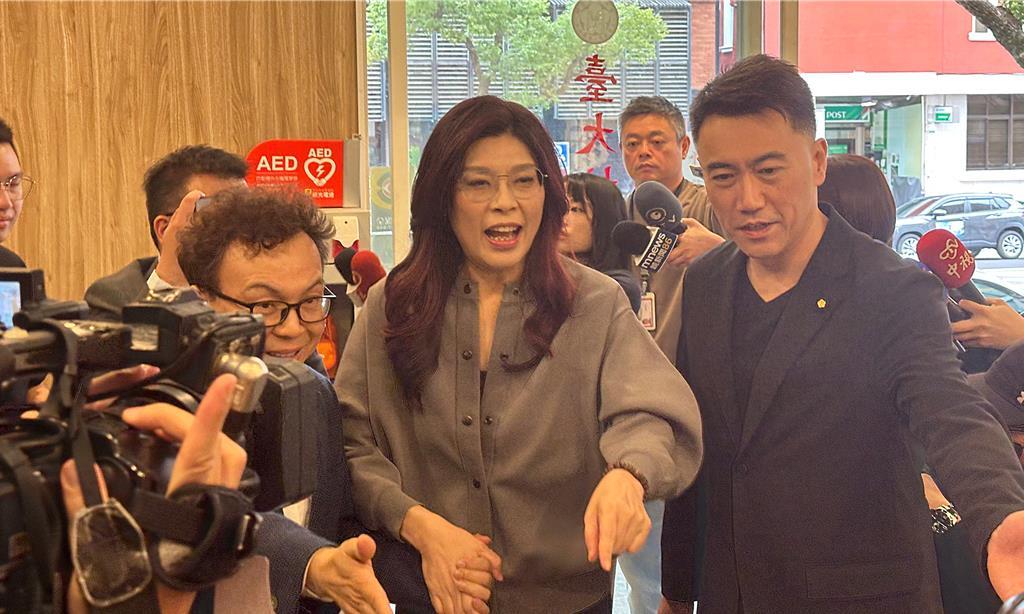 傅昆萁今天做东宴请郑丽文，立委齐聚一堂，看来傅昆萁已经成为党中央与党团沟通的最重