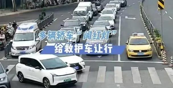 2万人的人海，3分钟让出生命通道：这才是中国人刻在骨子里的善良！

五一假期，人