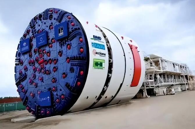 这两天，印度媒体那头简直跟过年一样，全都在疯狂刷屏一件事：两台巨型盾构机，终于从