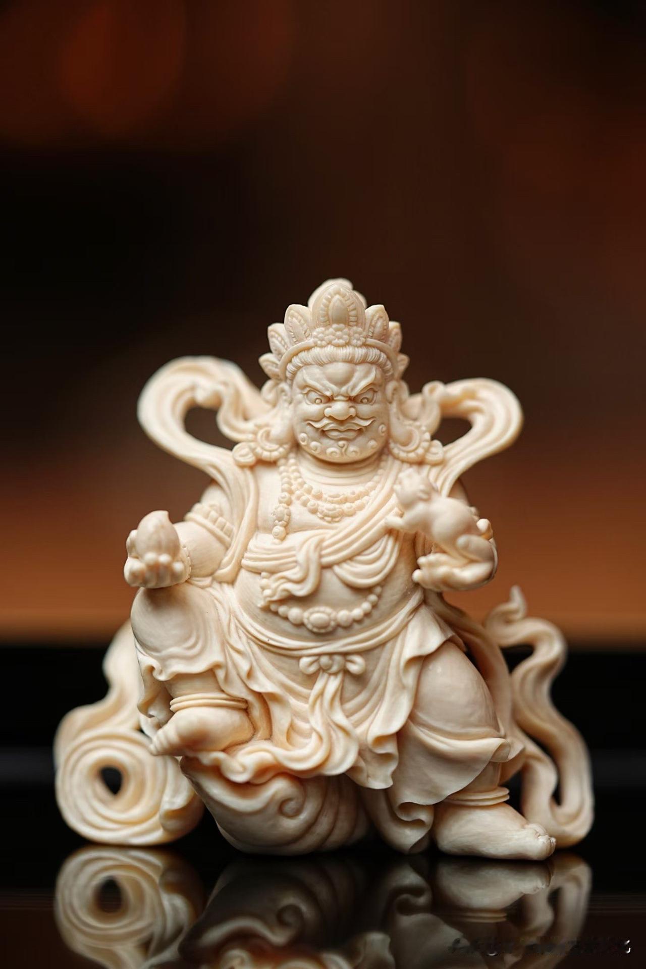 有些“富”，不是张扬出来的。

这尊猛犸黄财神，牙色温润如脂，
不耀眼，却有一种