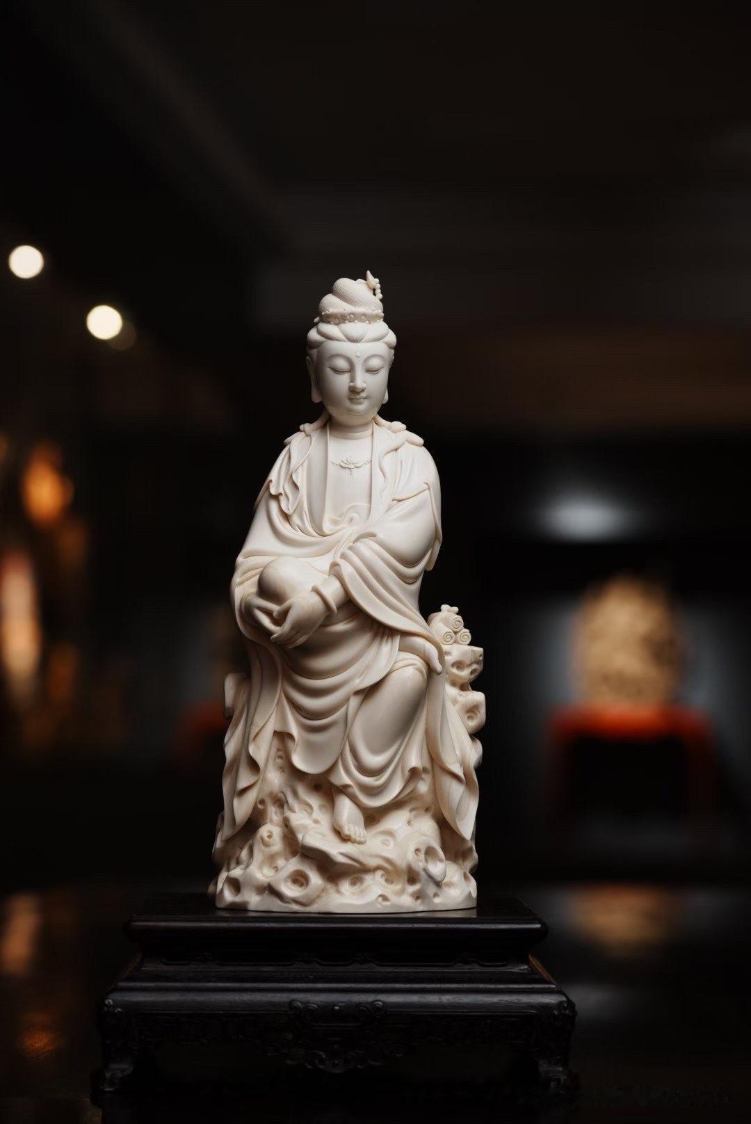 一块万年猛犸，一尊自在观音。

猛犸温润如玉，天然流云纹理若隐若现。观音依岩而坐