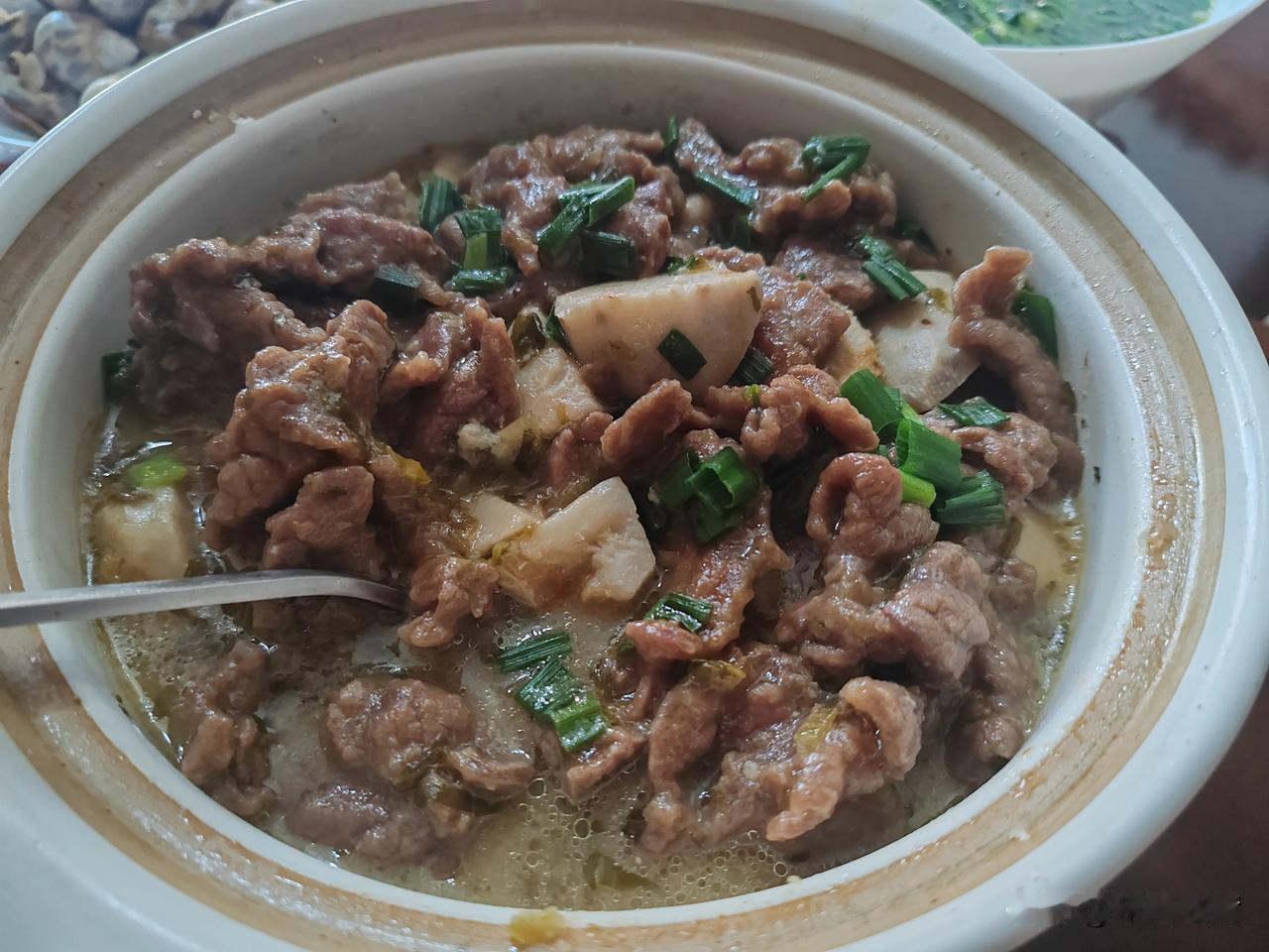 两个人的晚餐，简单里带点奢华。哥哥要参加学习的晚自习，妈妈出差未归。到楼下菜市场