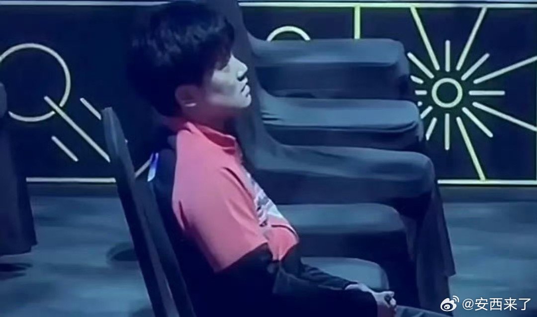 日乒队员看王楚钦夺冠时的表情0l国际乒联澳门单打世界杯男单决赛上演七局巅峰对决，