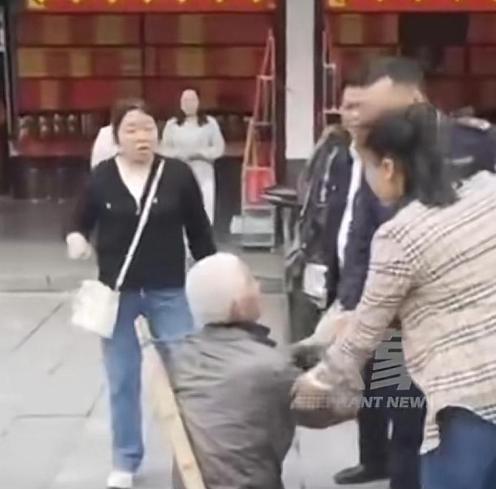 “好大的官威呀！”湖南衡阳，一位满头白发的老人，在大街上拉着一个城管的手，不断地