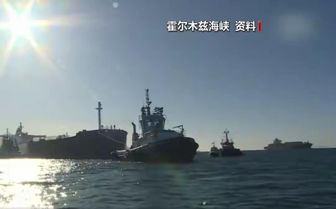 伊朗已经完全控制霍尔木兹海峡，一艘船也过不去，十多艘油轮被炮弹击中！
海湾几个国