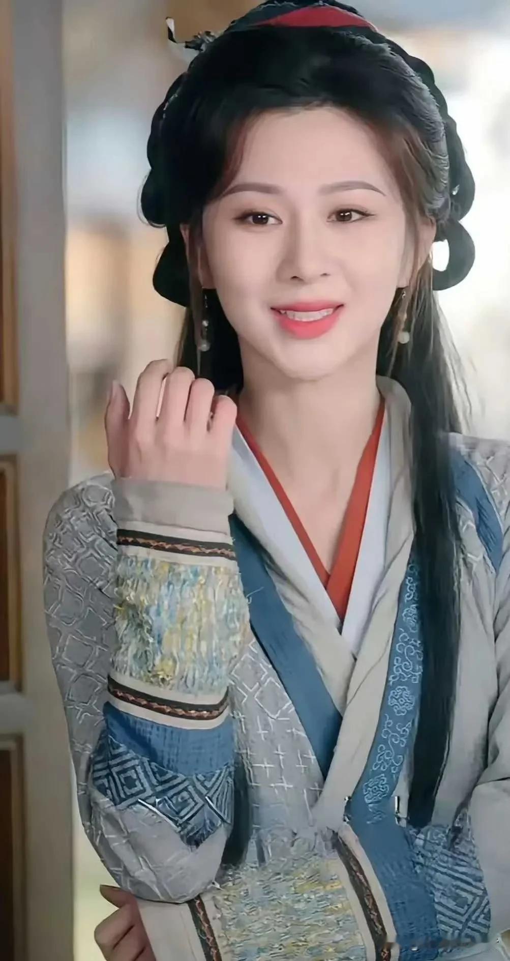 都说这个短剧演员像杨紫，但是为什么看起来很别扭，感觉好像五官被拼接，脸也不自然呢