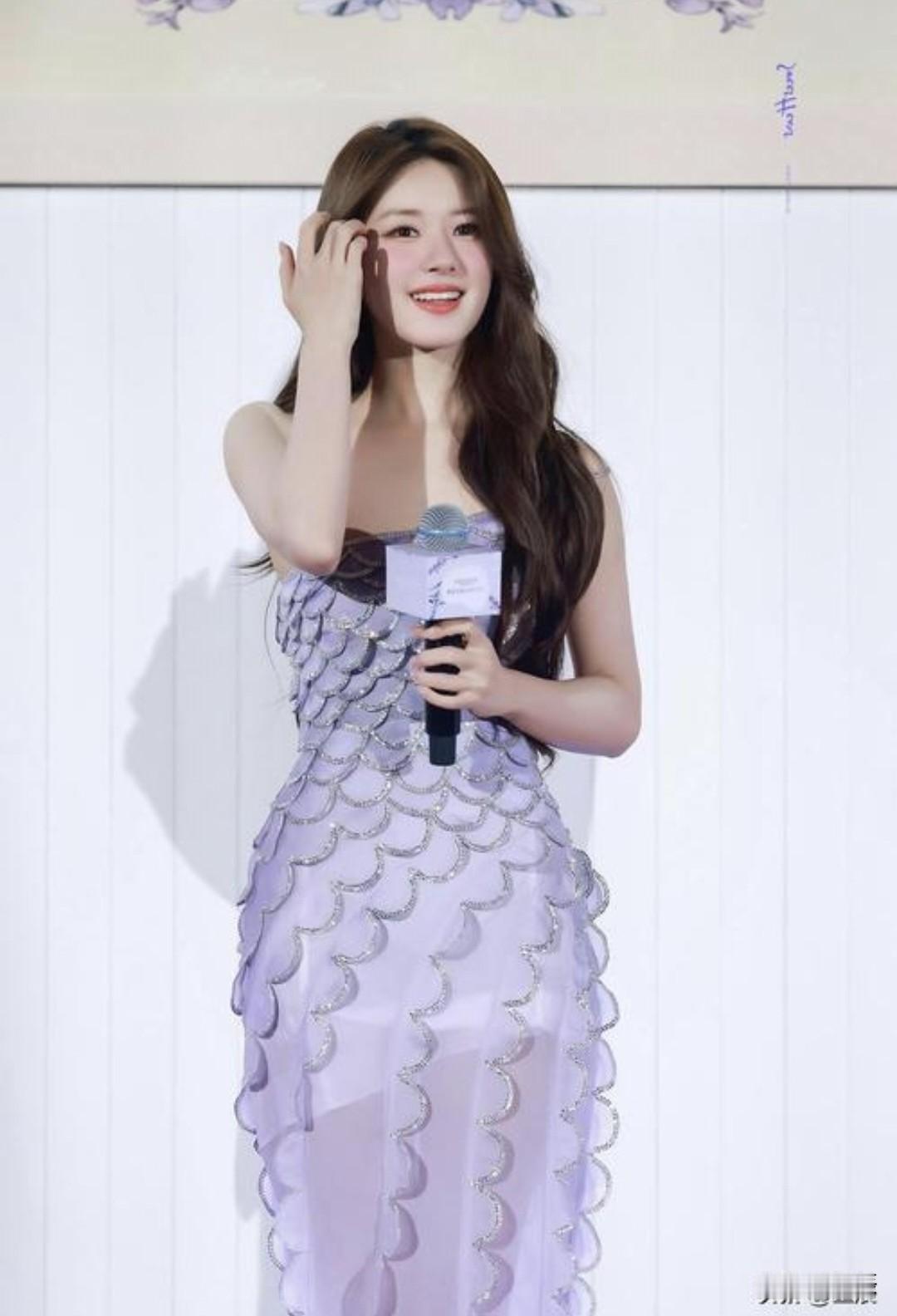 赵露思这穿紫色晚礼服的造型，简直杀疯了！
她有套深紫色礼裙造型超绝。礼裙用了透视
