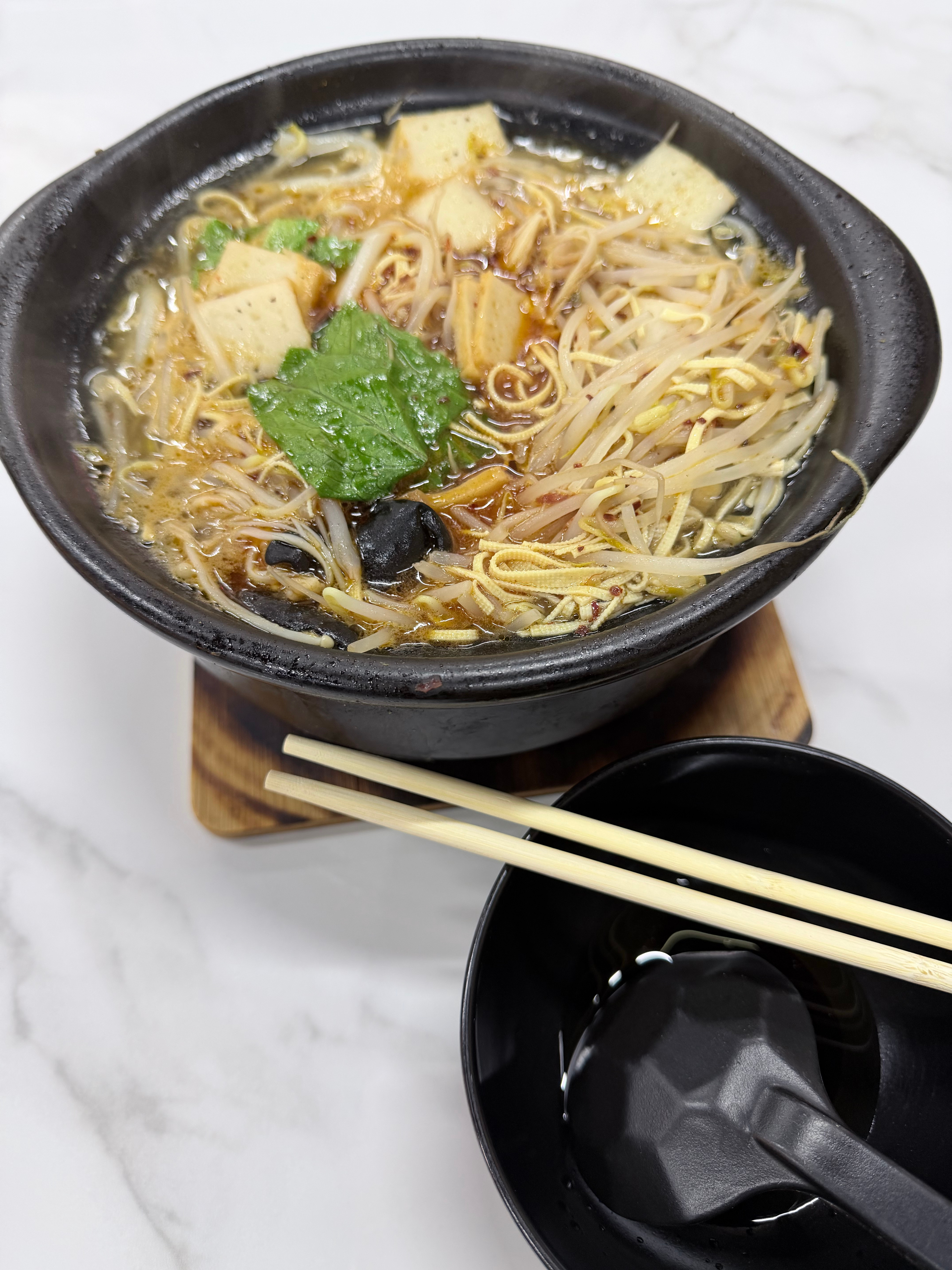 米线属于是吃完了犯恶心，不吃就馋的夯物，必须是豆芽豆腐丝满配才够味