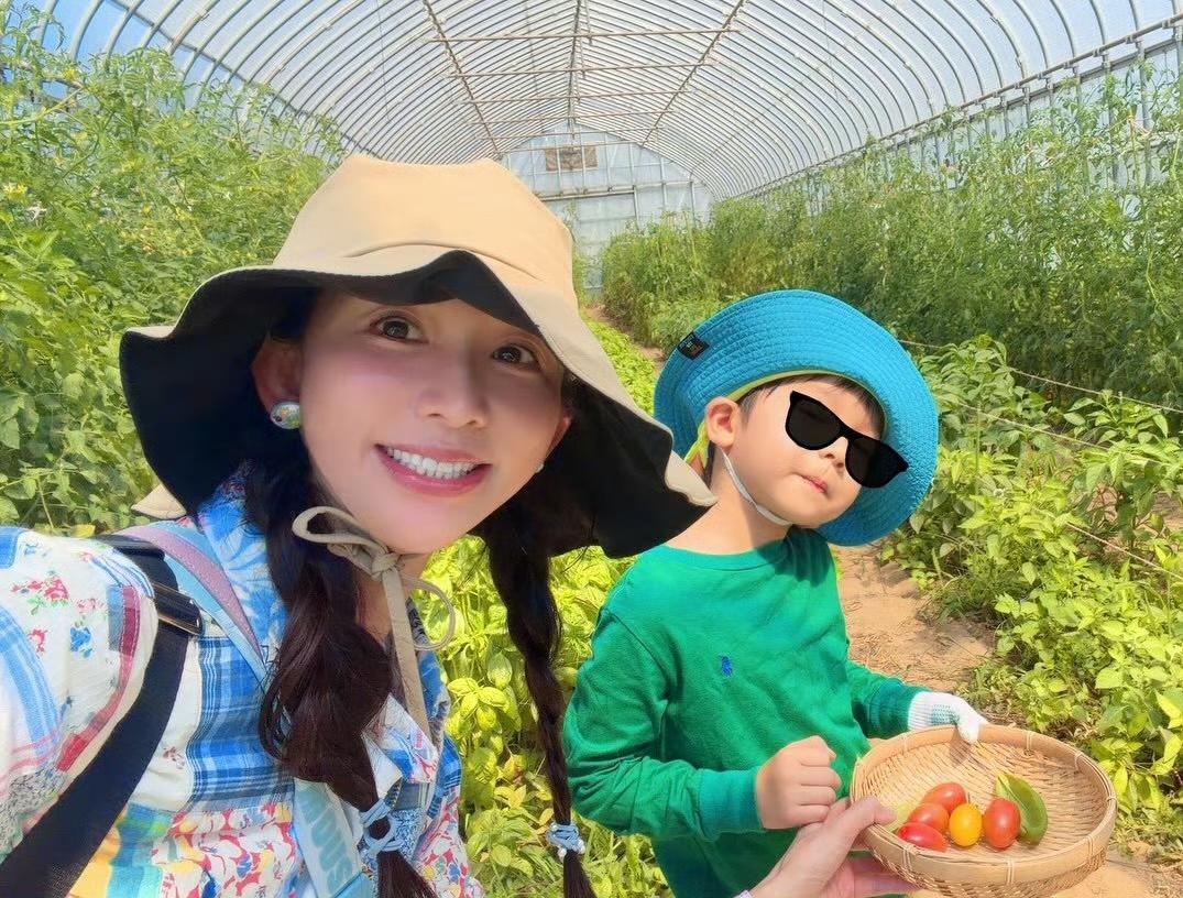 林志玲，高调晒照！

8月10日，一向低调的林志玲突然晒出自己和4岁儿子的正脸照
