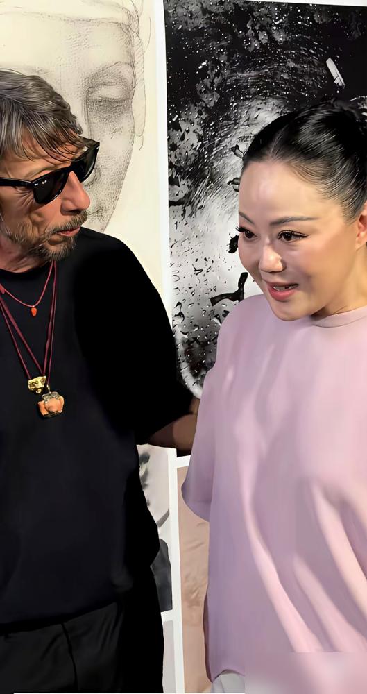 你敢信？章小蕙地铁生图露松垮肚腩，转头直播狂卖1.6亿！
 
别瞎操心她人设崩了