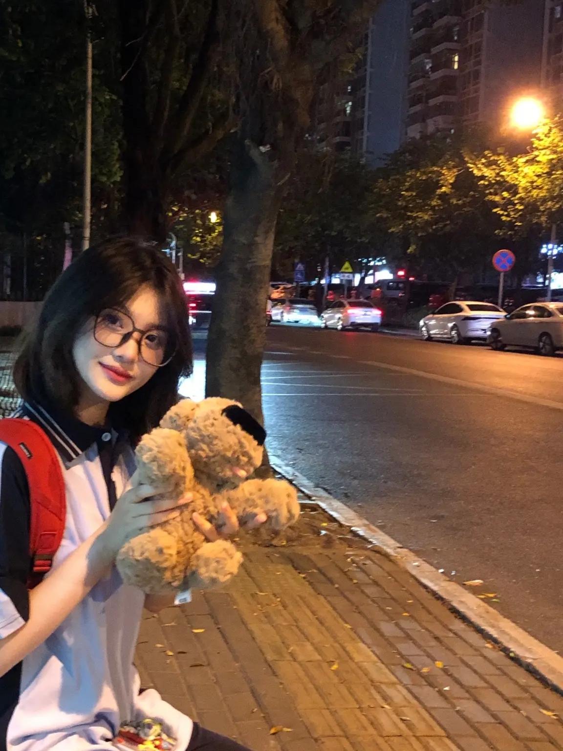 上联：半山云影缠亭角
下联：一街灯景亮楼前