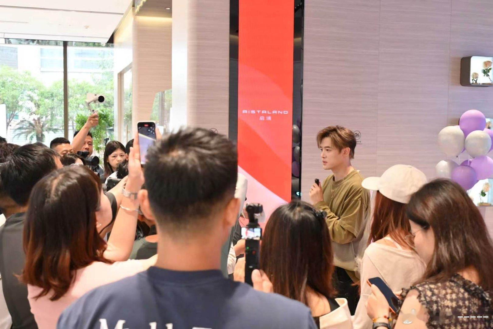 经常旅游的人都有一个共性启境GT7兼顾操控与装载，不用约上好友，独自出发，在星空