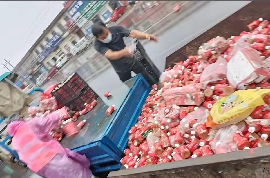 山楂树下短时间内销量实现了突破！
不是因为买的人多了，而是因为山东人给倒的多了，